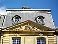 Façade ouest, fronton sculpté du pavillon latéral nord, scène de pêche.