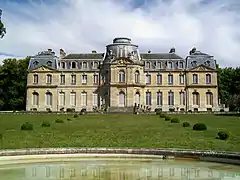 Façade principale ouest du château de Champlâtreux.