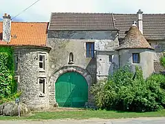 Le portail de l'ancienne ferme fortifiée de Trianon.
