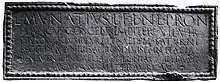 Photographie d'une épitaphe gravée en latin.