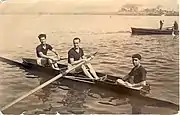 3 hommes dans un bateau.