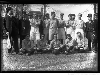 L'équipe de France en 1908. Verlet est le 2e joueur debout depuis la droite (bras croisés).