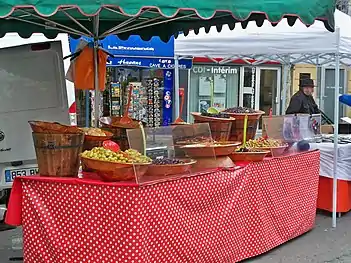 Étal d'olives en vrac au marché d'Apt