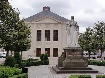 Monument à Étienne Geoffroy Saint-Hilaire (1859) et théâtre d'Etampes (1852).