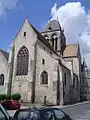 Vue de la façade orientale et du clocher.