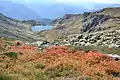 L'étang en octobre 2019 depuis la descente du col de l'étang, en versant sud du massif de Tabe.