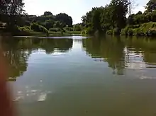 Étang de Villers-la-Loue, situé au nord du village, par delà la colline.