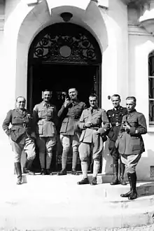 Etat-Major de la 4e BLM, novembre 1939. Sur le perron du Château de Vadencourt. Au centre : général Bougrain, cdt la 4e BLM