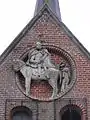 Statue de saint Martin sur la façade de l'église.