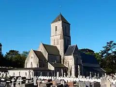 Vue générale de l'édifice et des tombes blanches des militaires du Commonwealth