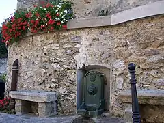 Fontaine au pied de l'église, devant la mairie.