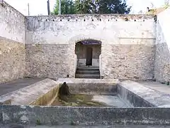 Le lavoir bas. Les marches, au fond, mènent au lavoir haut.