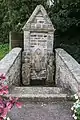 La fontaine de dévotion près de l'église paroissiale.