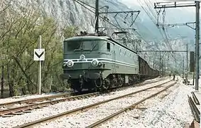 La CC 7118 quittant l'évitement de Pontamafrey en Maurienne (Savoie) au début des années 1980.