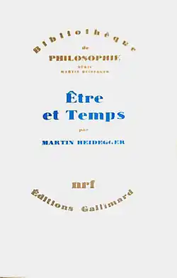 Couverture d'un livre. « Bibliothèque de philosophie - illisible - Être et Temps - Martin Heidegger - NRF - édition Gallimard ». Sur un fond blanc, au centre de deux zones écrites arc de cercle ocre se détache le titre en bleu