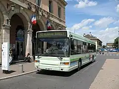 Un bus de l'ancien opérateur Transdev Marne et Morin, stationné devant la gare.
