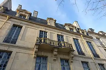 Façade principale du corps de logis sur le quai.