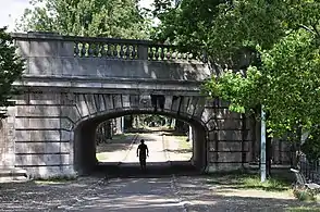 Le franchissement de l'île par le pont Rouelle.