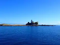 L'îlot blanc de Longoni, avec son amer.