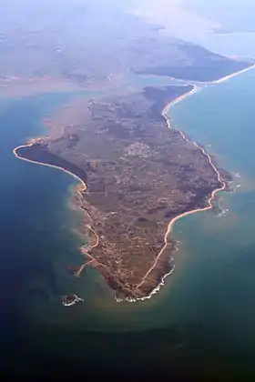 Vue aérienne depuis le Nord-Ouest de l'île. En arrière-plan, la presqu'île d'Arvert et l'estuaire de la Gironde.