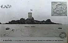 Carte postale noir et blanc. Au centre île porteuse d'une tour carrée. Inscription en arabe haut à gauche. Armes haut à droite.
