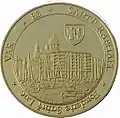 Médaille dorée représentant une ville vue d'un port.