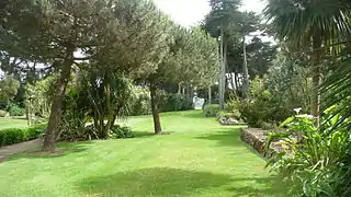 Le Jardin d'herbe avec au bout la vue sur Roscoff et ses plates-bandes de psammophytes caractéristiques des dunes.