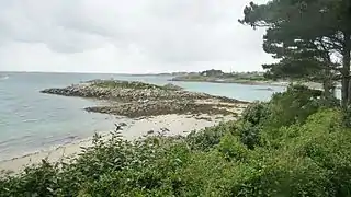 Les rochers de Penn Leoc et l'anse que longe le jardin.