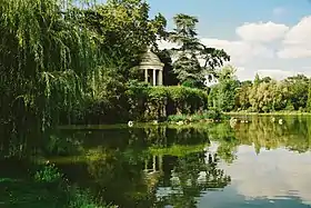 Le kiosque et la grotte, à la pointe sud-est de l'île en 2013.