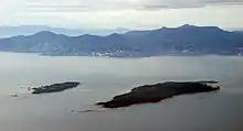 Vu aérienne sur le massif de l'Esterel et les îles de Lérins fermant la baie de Cannes