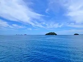 Vue depuis le sud-est des îlots Effatsy : les « 4 frères » (îlots Ziné), îlot Monye Amiri, îlot Kakazou et îlot Vatou.