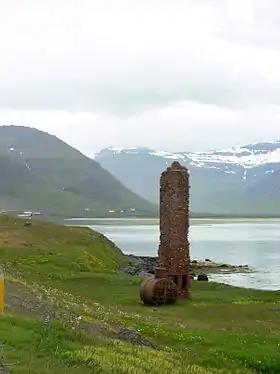 Vue du Önundarfjörð. Au premier plan, les ruines d'une station baleinière à Hóll.