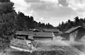 Les bâtisses de ce tun du Østerdal dans les années 1949 n'ont pas de décoration de pignon.