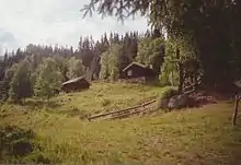 Une maison isolée dans une forêt.