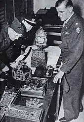 Les Reichskleinodien ramenés à Vienne par les Américains, en janvier 1946.