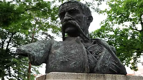 Détail du monument à Stevan Sinđelić devant la chapelle.