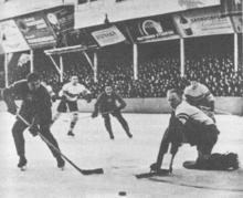 Photographie en noir et blanc d'une partie de hockey sur glace