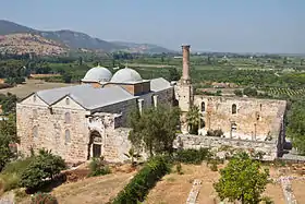 Vue générale de la mosquée d'Isa Bey