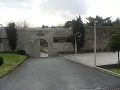 Porte d'accès surmontée de la  Tuğra d'Abdülmecid Ier.