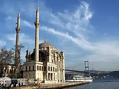 La mosquée d'Ortaköy et le pont des Martyrs du 15-Juillet sur le Bosphore.
