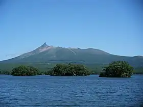 Vue du volcan depuis le lac Ōnuma.