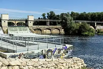 Œuvre d'art au bout de la passe à poissons du barrage de Mauzac