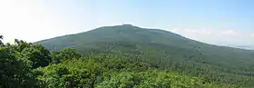 Vue depuis la tour du Wieżyca sur la montagne.