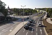 Voies de circulation avec une voie tourne à gauche