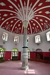 Salle du Şhahkulu Sultan Dergahi Cemevi (ou Shahkulu Sultan Tekkesi) à Istanbul (quartier de Kadıköy), dont la fondation remonte au XIVe siècle.