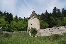 Murs de défense avec tour