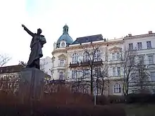 Žižkov, Place Havlíčkovo, statue de Karel Havlíček Borovský et mairie (photo 2011)