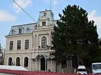 L'école des Arts et Métiers de Ploiești au 32 de la rue Văleni en 2012.