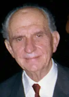 Portrait d'un vieil homme au front dégarni et portant un costume civil.