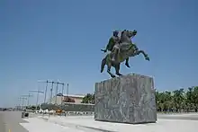 Photographie en couleurs, représentant une statue.